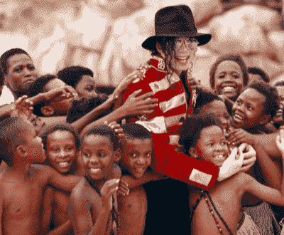 アフリカの子供たちと遊ぶマイケル・ジャクソン