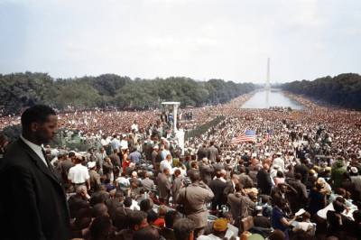 View of the huge crowd from the Lincoln Memorial to the Washington Monument