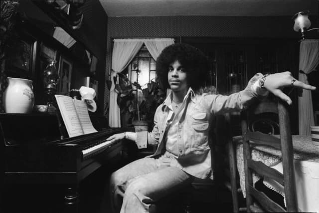 ピアノに向かうプリンス（1977年）