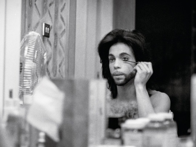 prince painting his face